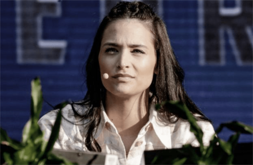 ...Ihre Kritikerin ist keine andere als Amira Pocher.
