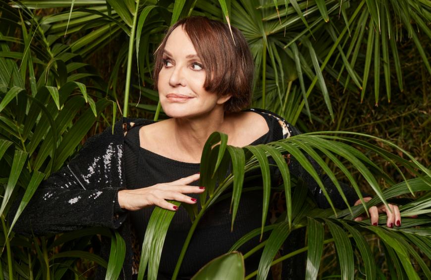 Anouschka Renzi
Anouschka Renzi, 57, ist das Kind zweier erfolgreichen Schauspieler und bekam ihr Talent quasi in die Wiege gelegt. Ihr Schauspielausbildung in New York machte ihren Weg dann perfekt. Die Berlinerin begeistert die Menschen vor allem mit ihrer unkonventionellen, offenen und sehr humorvollen Art.