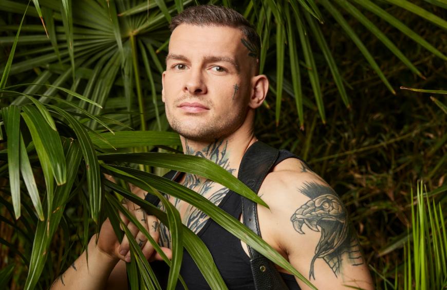 Eric Stehfest
Schauspieler Eric Stehfest, 32, gelang Bekanntheit durch seine GZSZ-Rolle Chris Lehmann. Drogen, Gewalt und sexueller Missbrauch prägten seine Kindheit und Jugend. Mit diesen Problemen ging der 32-Jährige immer offen um, schrieb sogar seine Biografie.