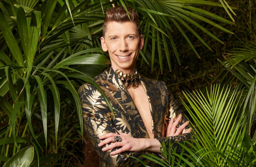 Manuel Flickinger
Manuel Flickinger, 33, warb 2019 um das Herz des ersten schwulen TV-Bachelors Nicolas Puschmann. Seine Reise endete allerdings in der 5. Folge. Durch sein öffentliches Auftreten als Kunstfigur Lafayette Diamond setzt Manuel sich für mehr gegenseitigen Respekt, Toleranz und Wertschätzung zwischen allen Gesellschaftsbereichen und besonders auch in der LGBT-Community ein.
