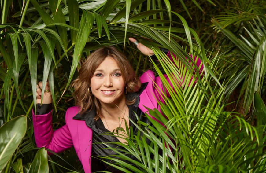 Tina Ruland
Tina Ruland, 55, ist eine bekannte deutsche Schauspielerin und schlüpfte in knapp 200 unterschiedlichen Kinofilmen, TV-Spielfilmen, Reihen und Serien in verschiedenste Rollen. Gemeinsam mit TV-Moderatorin Tanja Bülter und Designerin Natascha Ochsenknecht hat sie den YouTube-Kanal