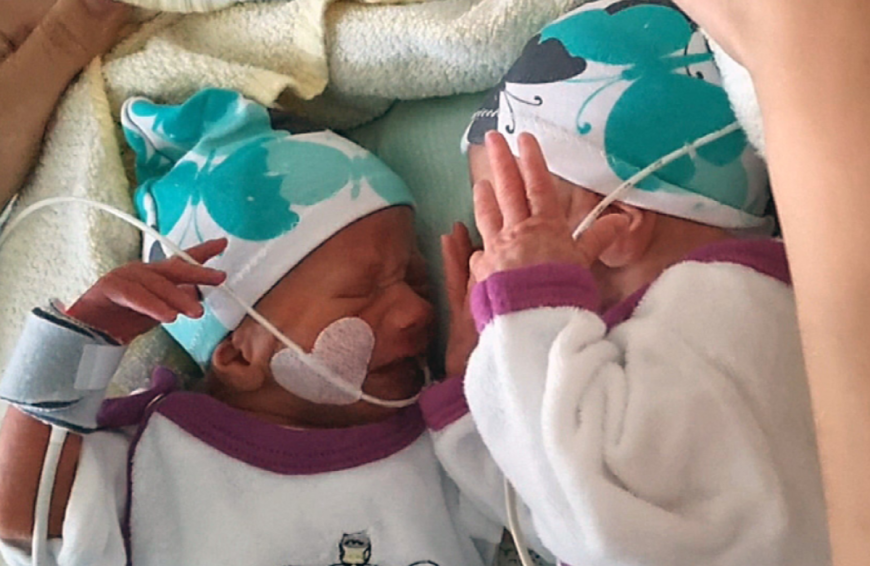 Im Mai 2018 kamen ihre Zwillinge Emory und Casey per Notkaiserschnitt und ganze zehn Wochen zu früh zur Welt.