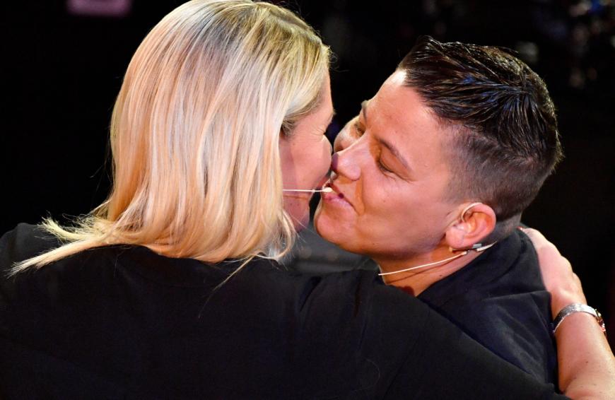 Kerstin Ott und Freundin Karolina haben Grund zum Feiern.