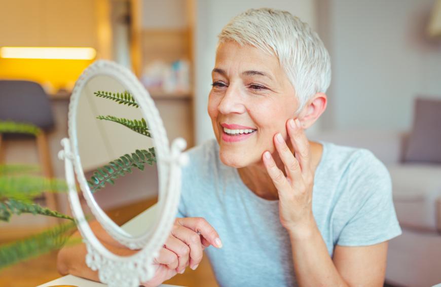 Mit einer beliebten Serum-Foundation wird die Haut geglättet und kann wieder jugendlich-frisch strahlen. 