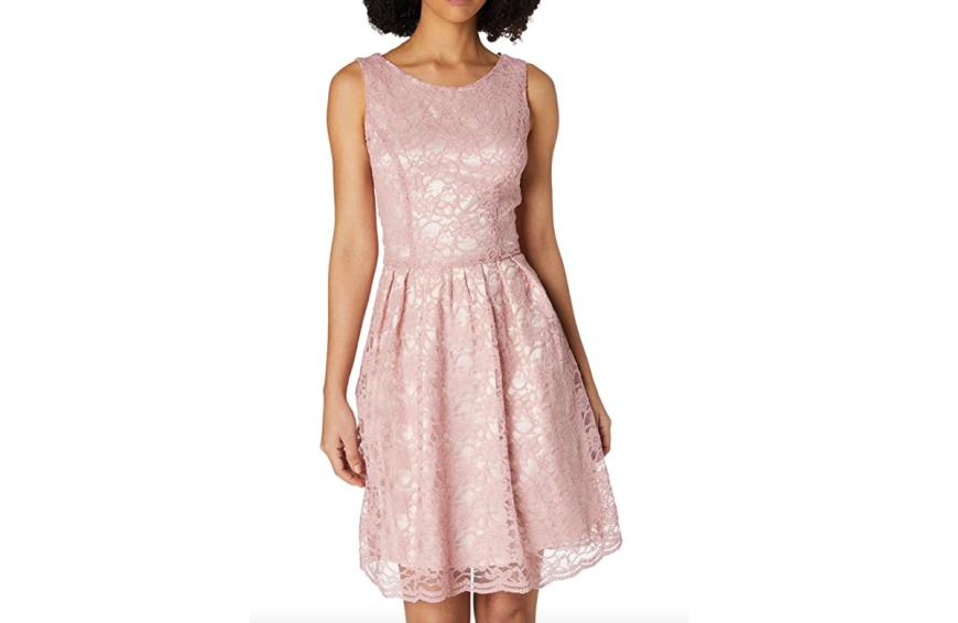 Romantischer geht es wohl kaum! Mit diesem Spitzenkleid von Swing bist du bestens auf das Date am Valentinstag vorbereitet. Der figurschmeichelnde und feminine Schnitt verleiht dem Dress ein elegantes Finish. Shoppe das Modell hier für rund 77 Euro.