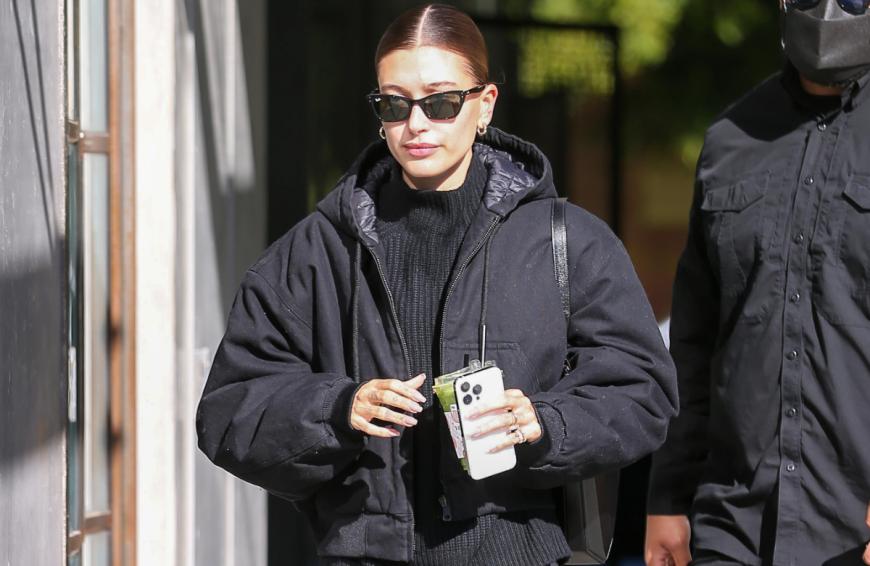 Hailey Bieber zeigt, welche Sneaker 2022 angesagt sind ... 