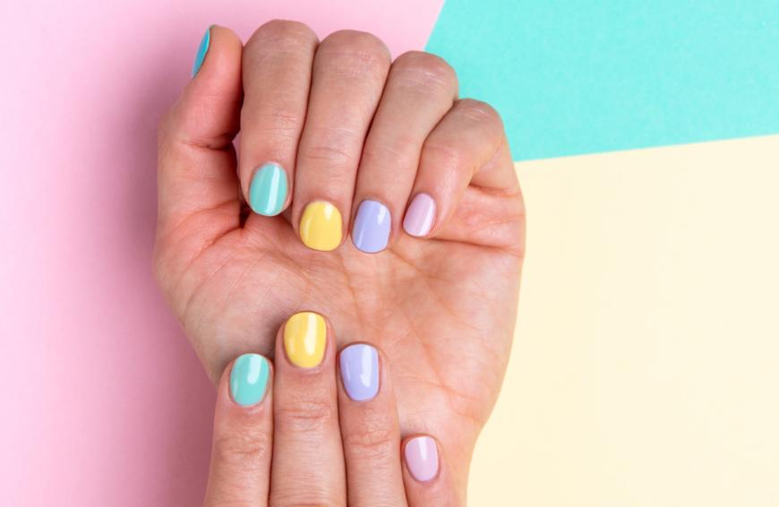 Der Nagellack wird dieses Jahr bunt: Pastellfarben liegen voll im Trend. 