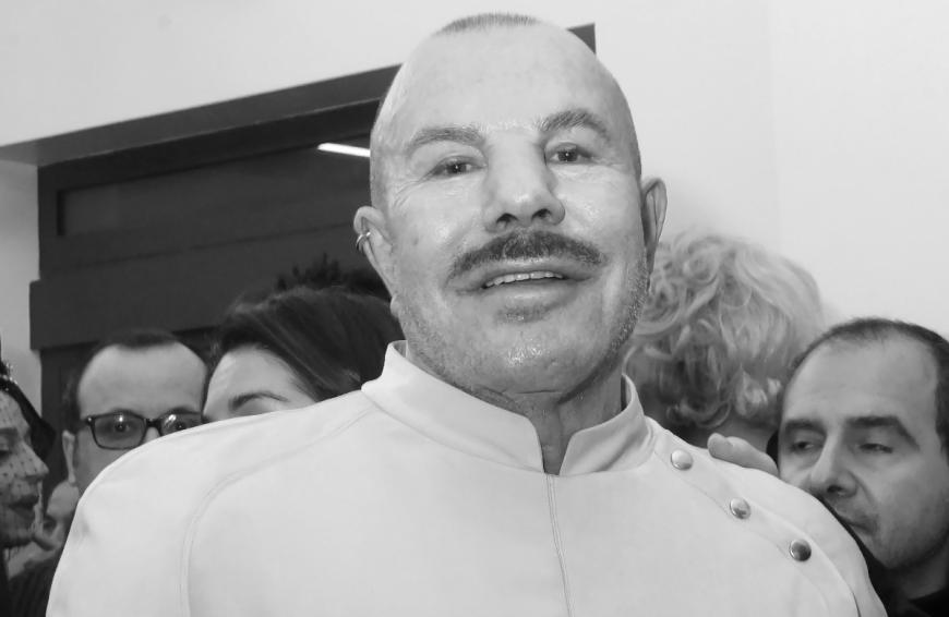 Große Trauer in der Modewelt: Stardesigner Thierry Mugler, der eigentlich Manfred Thierry Mugler hieß, verstirbt Ende Januar mit 73 Jahren. Der Franzose galt unter den Modedesigner als echte Ikone und arbeitete unter anderem mit Kim Kardashian, Bella Hadid, Heidi Klum und vielen weiteren Models und Topstars zusammen. Via Instagram teilte sein Team die traurige Nachricht: