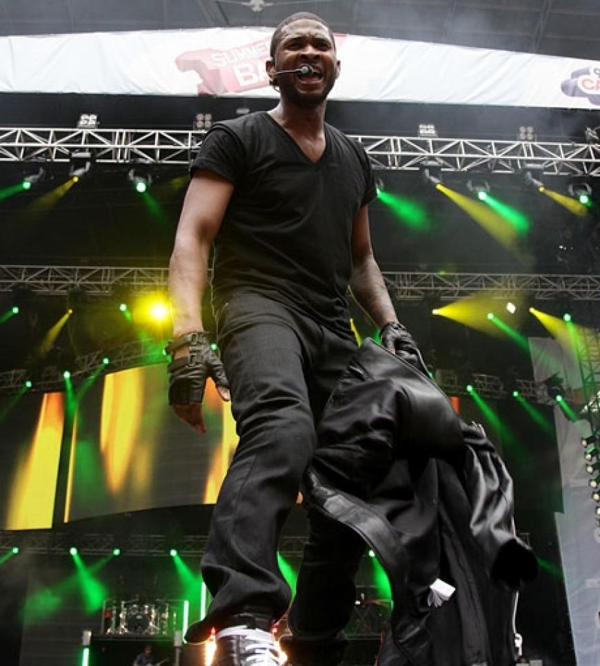 Usher eröffnete die Show und bewies: Er kann es immer noch!
