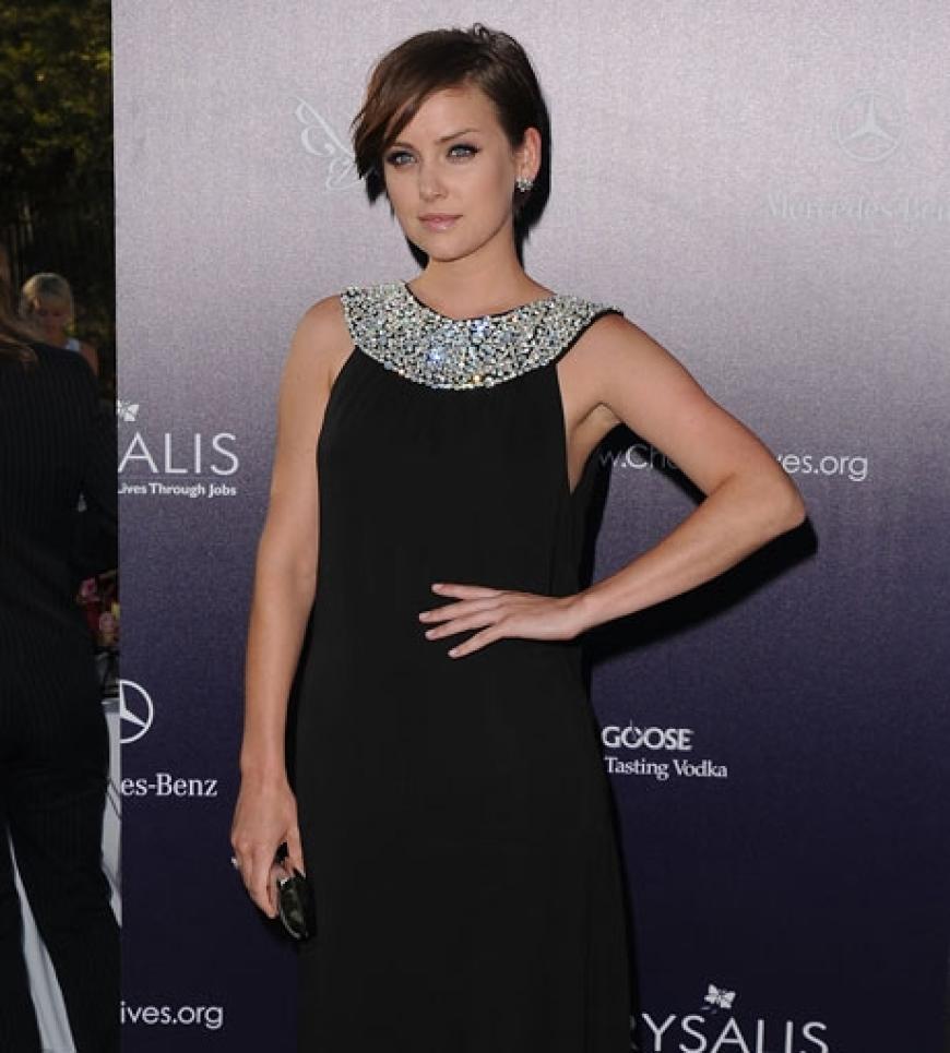 Jessica Stroup wählte eine elegante schwarze Robe mit aufregendem Kragen aus funkelden Steinen