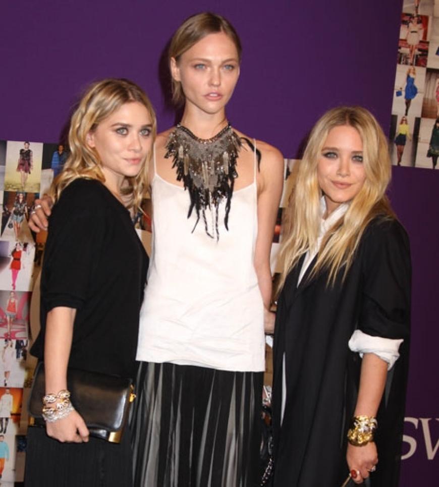 Sasha Pivovarova posiert mit den beiden Schwestern Mary-Kate und Ashley Olsen
