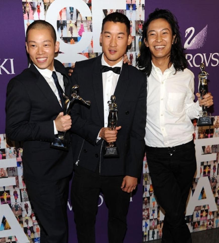 Jason Wu, Richard Chai und Alexander Wang mit ihren Trophäen