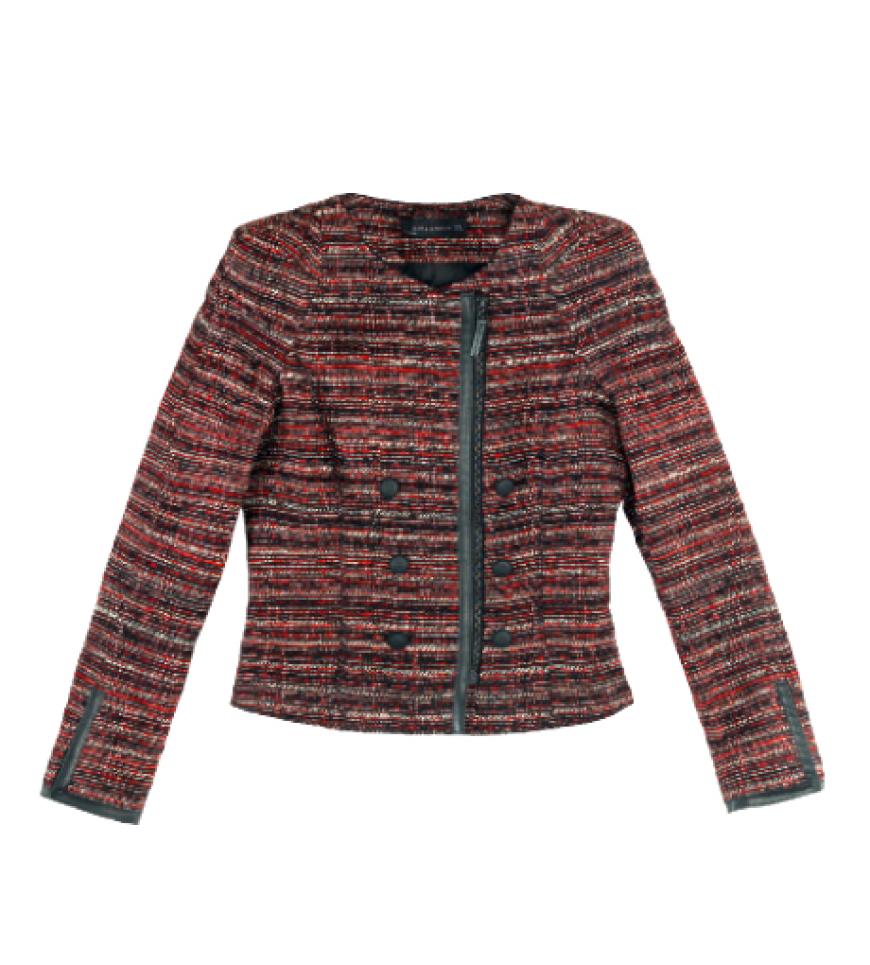 Kurze Kastenjäckchen, klassisch aus Tweed- oder Wollstoffen, werden jetzt lässig zu Jeans und T-Shirt kombiniert. Zara, ca. 95 Euro
