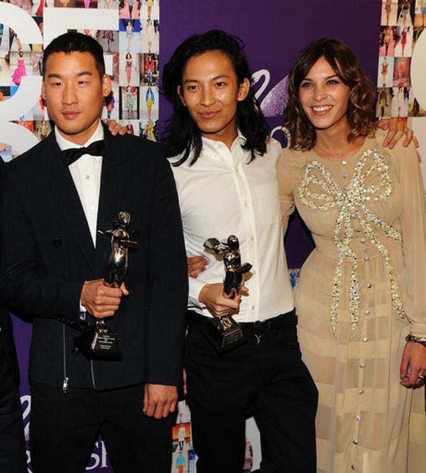 It-Girl Alexa Chung gratuliert den beiden Designern Richard Chai und Alexander Wang für ihre Preise