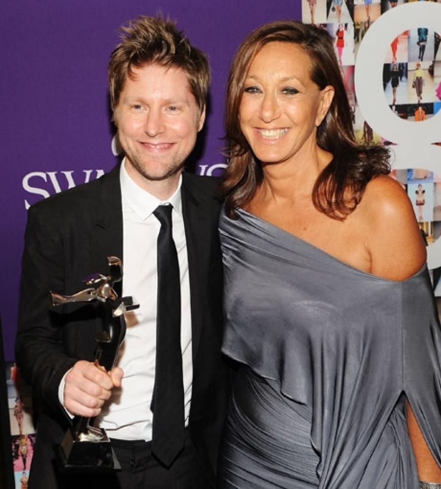 Donna Karan freut sich mit Burberry-Chefdesigner Christopher Baile zum