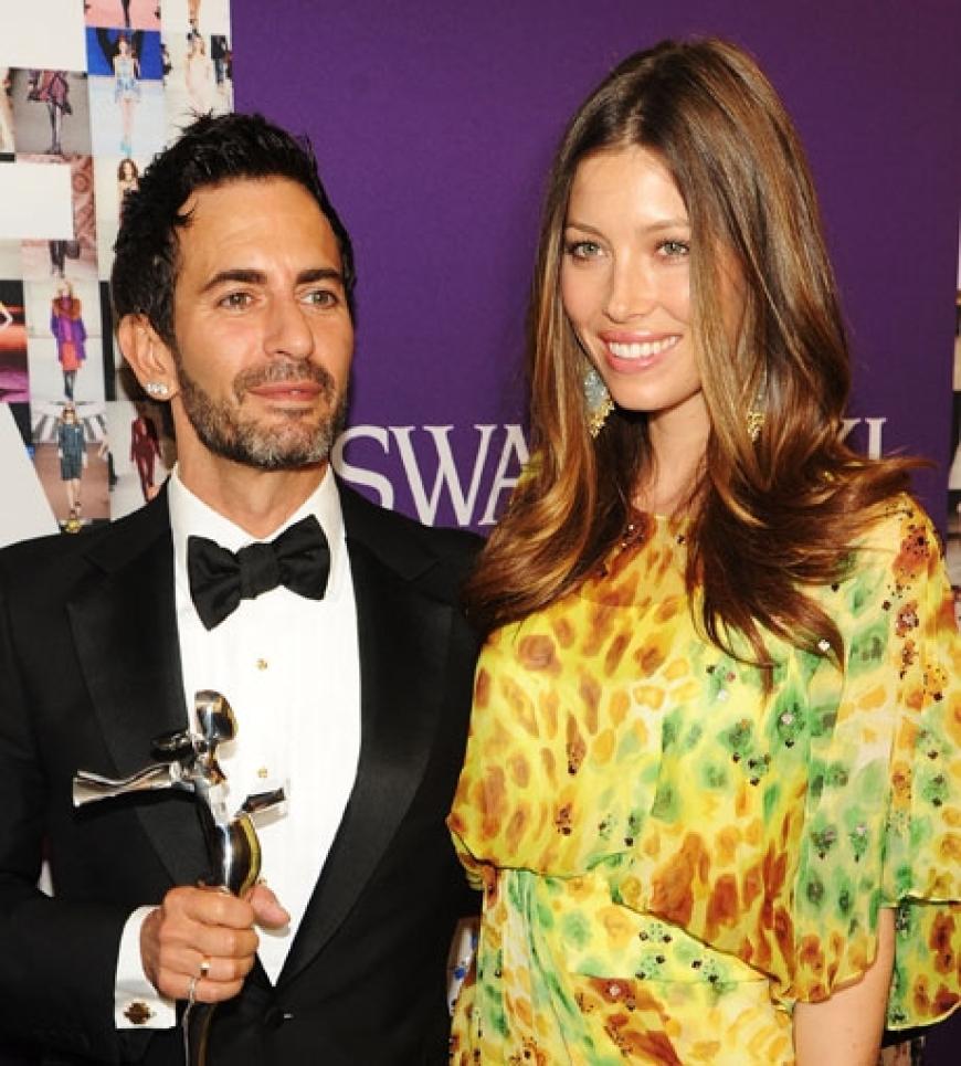 Jessica Biel gratuliert Marc Jacobs. Der Designer wurde mit der wichtigsten Auszeichnung als