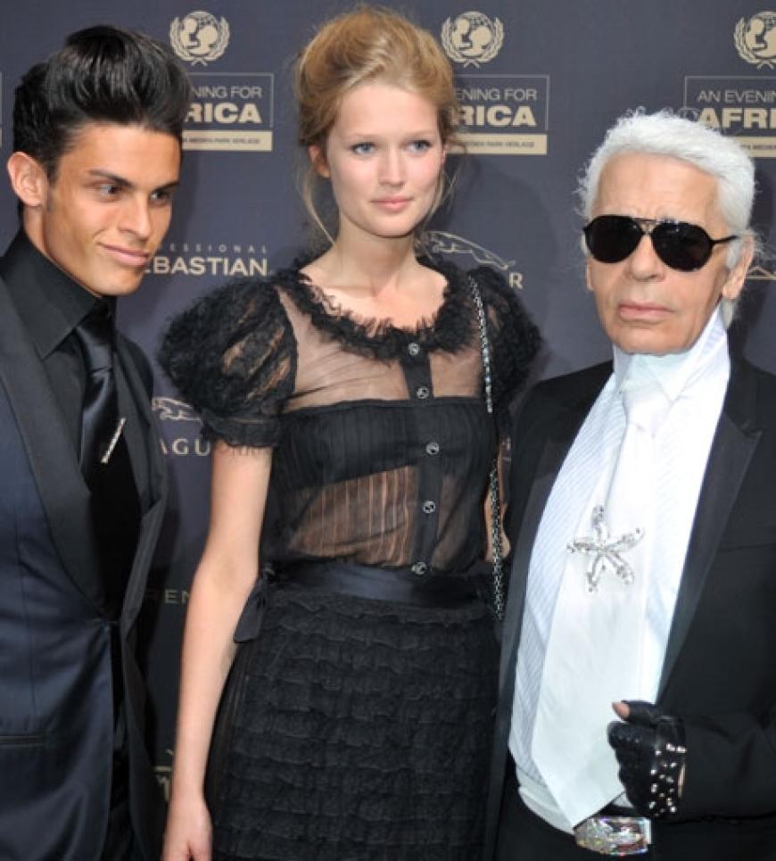 Stargast: Karl Lagerfeld posiert mit seinen Musen, dem deutschen Topmodel Toni Garrn und seinem Dauerbegleiter Baptiste Giabiconi