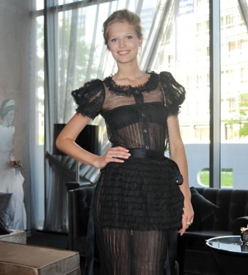 Topmodel Toni Garrn macht eine Karriere wie sie im Buche steht: Entdeckt wurde sie in Hamburg bei einem Fanfest zur Fußballweltmeisterschaft 2006. Seitdem arbeitet die 17-Jährige für die größten Designer und Modekampagnen der Welt