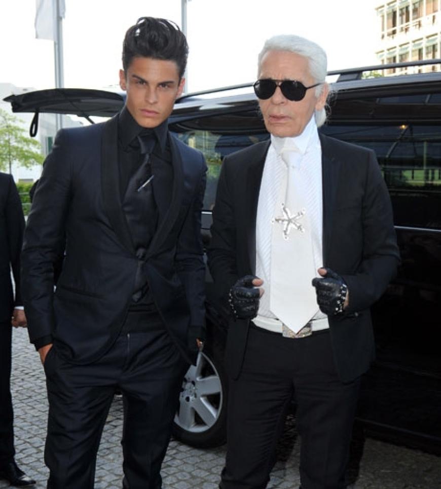 Der große Auftritt gebührt nur einem: Karl Lagerfeld reiste mit dem Model Baptiste Giabiconi an und sorgte für reichlich Blitzlichtgewitter
