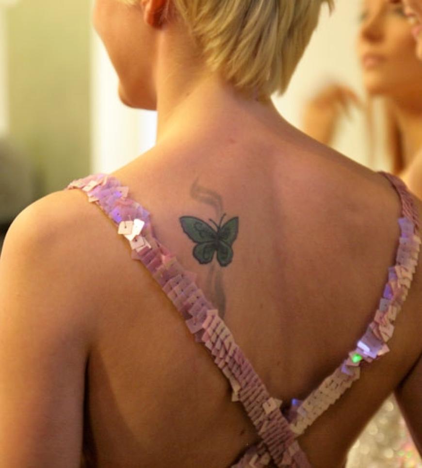 Ein kleiner Schmetterling ziert ihr linkes Schulterblatt. Auch das sorgte häufig für Unmut bei den potenziellen Kunden