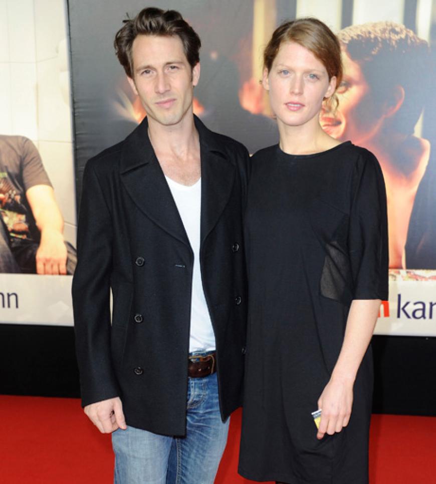 Schauspieler David Rott (gerade erst mit dem Deutschen Filmpreis ausgezeichnet) und Ehefrau Elena