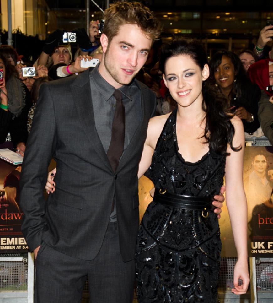 Großer, glamouröser Auftritt für Robert Pattinson und seine Freundin Kristen Stewart. Das Paar kam am Mittwochabend, 16.11., nach London, um dort den Fans den vierten
