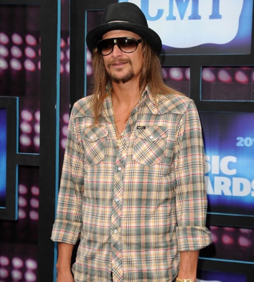 Kid Rock führte durch den Abend und rockte später noch die Bühne. Im Vorfeld musste er jedoch versprechen, dass er sich mit rüpelhaften Bemerkungen zurückhalten würde