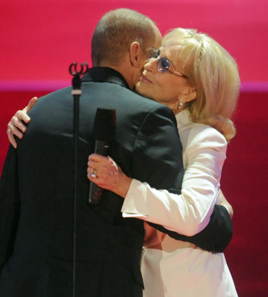 Gery Keszler bedankt sich bei Dagmar Koller