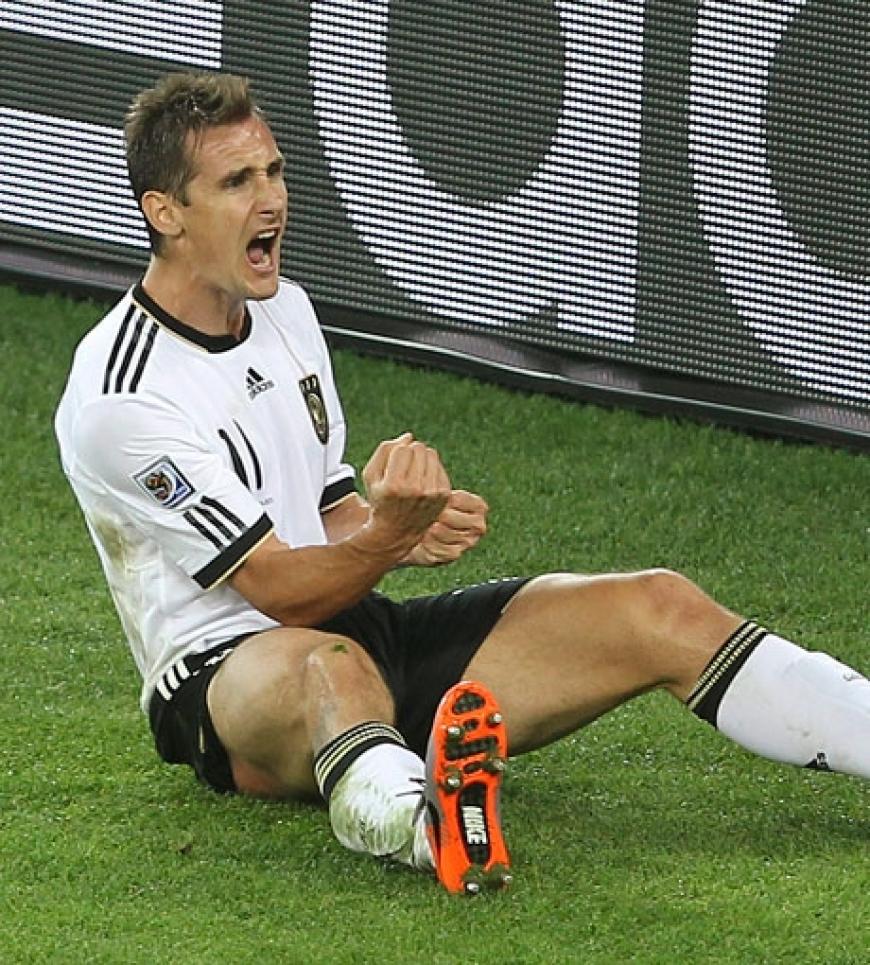 Miroslav Klose ist zurück! Der Bayern-Kicker gehörte einst zu den besten Spielern auf dem Feld. Jetzt soll er bei der WM wieder brillieren - und setzte mit dem zweiten Tor für Deutschland ein Zeichen