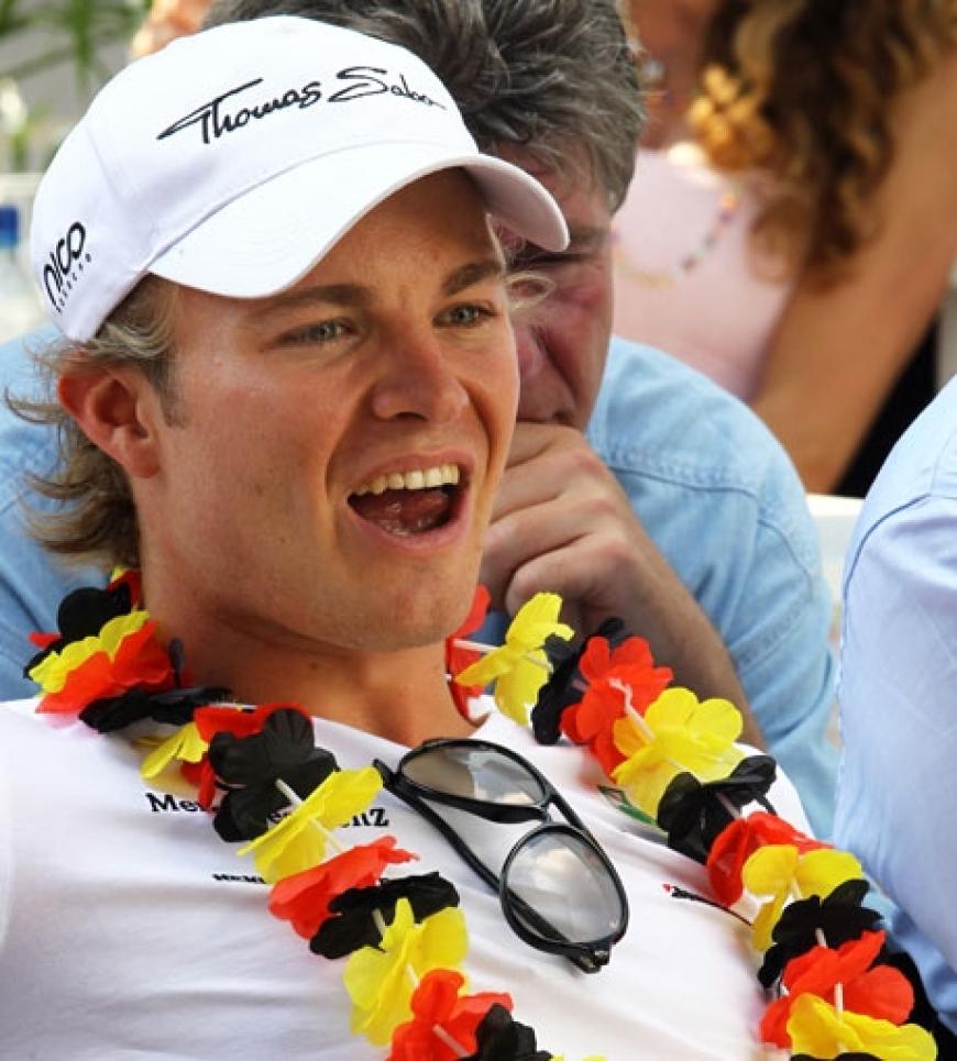 Prominente Unterstützung: Nach dem Formel-1-Rennen feuerte Nico Rosberg die deutsche Nationalelf von Canada aus an