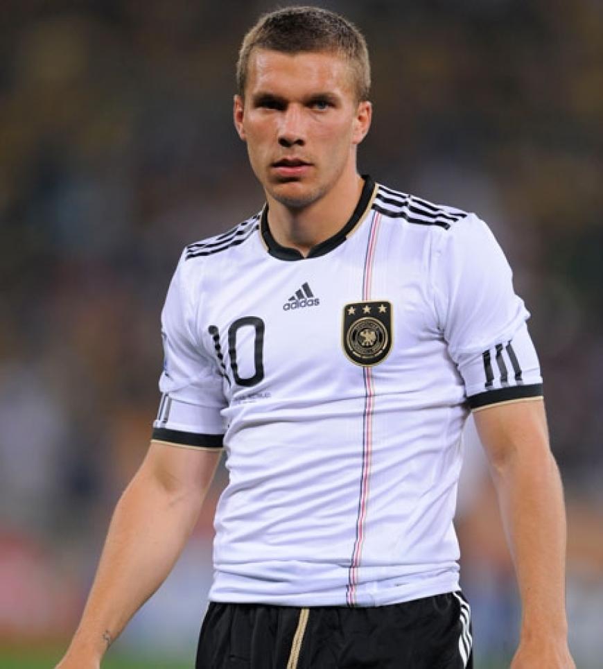 Prinz Poldi traf schon in der siebten Minute das Tor des Gegners. Eine Sensation! Immerhin war Lukas Podolski nach einer eher schlechten Bundesliga-Saison für viele abgeschrieben
