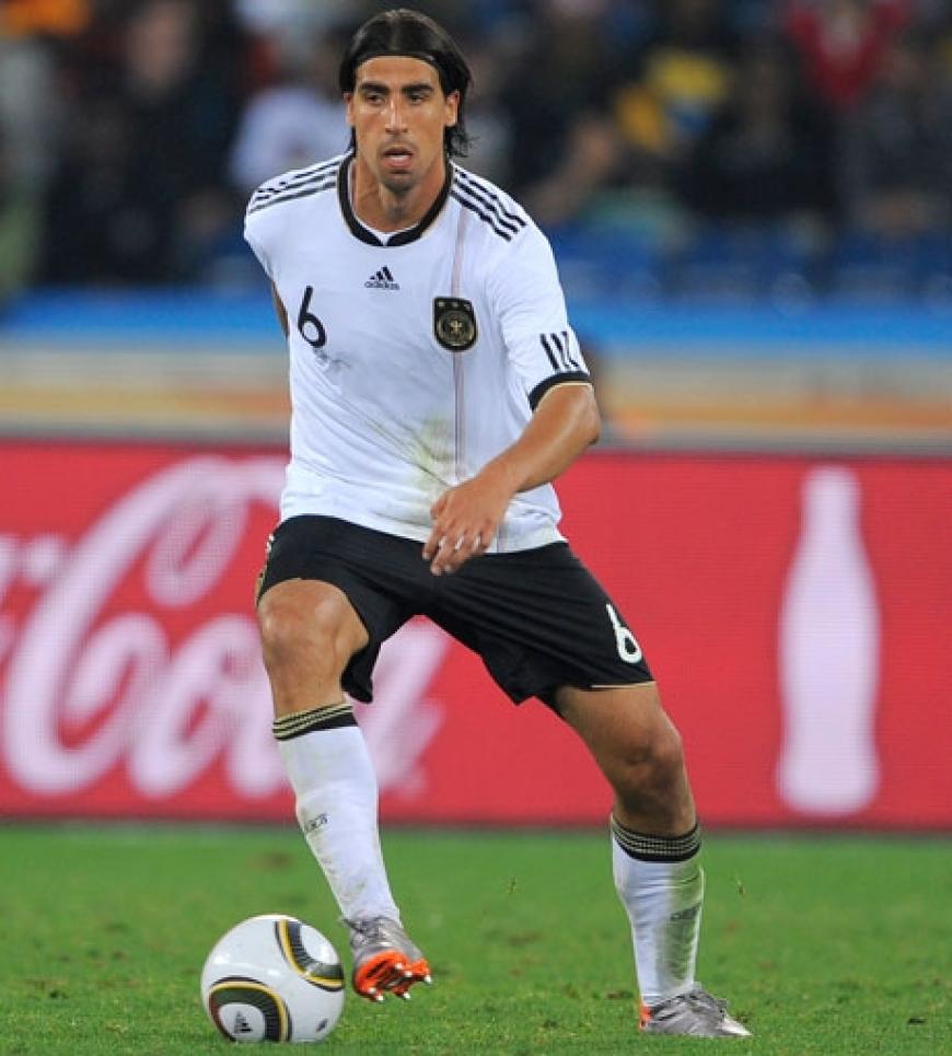 Am 5. September 2009 gab Sami Khedira sein A-Nationalmannschaftsdebüt gegen Südafrika. Bei der WM gehört der 23-jährige Mittelfeldspieler inzwischen zum Stammaufgebot
