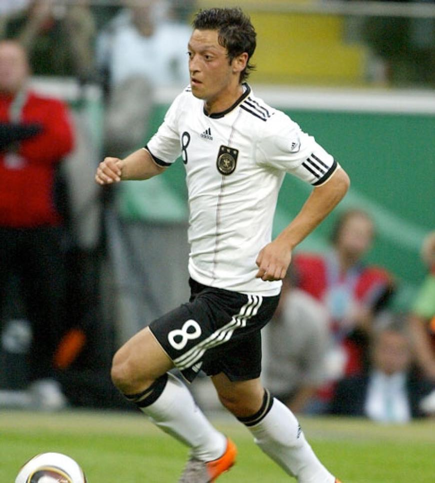 Mesut Özil mit der Nr. 8 ist an vielen Torvorbereitungen beteiligt