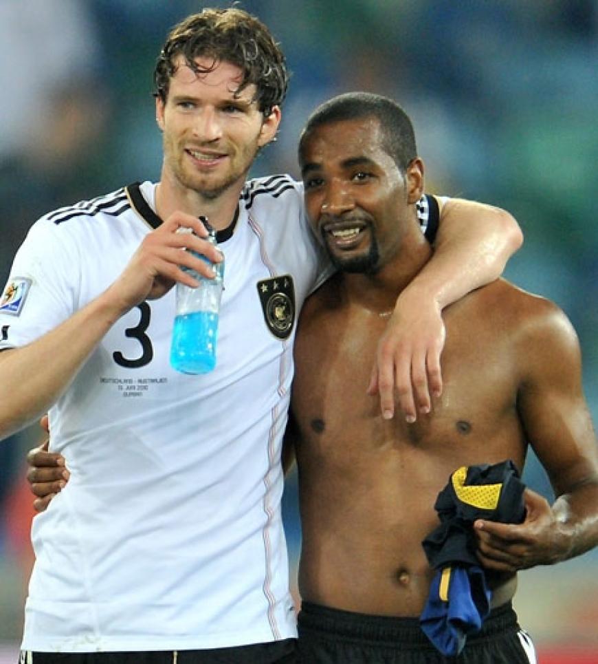 Arne Friedrich und Cacau freuen sich über den verdienten 4:0-Sieg gegen Australien