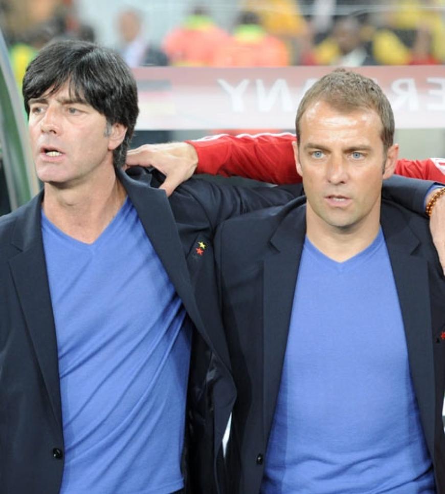 Ein gutes Team: Jogi Löw und Hansi Flick feuern ihre Mannschaft an