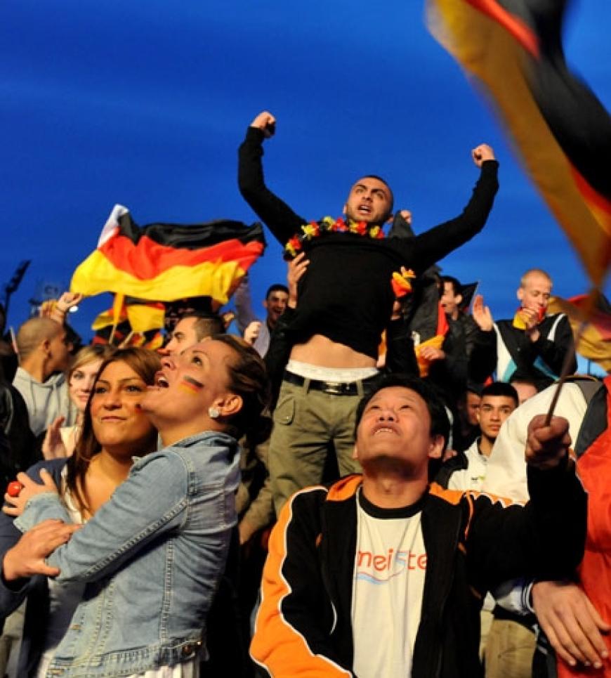 Großer Jubel auch in Deutschland: Nach einem torreichen Auftaktspiel ist ganz Deutschland im Schwarz-Rot-Gold-Fieber. Geht das Sommermärchen von 2006 weiter?