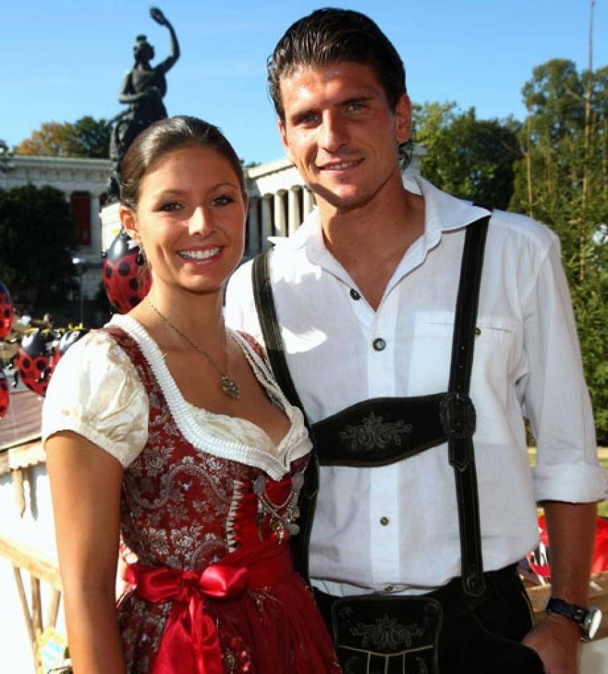 Stürmerstar Mario Gomez und seine Freundin Silvia Meichel