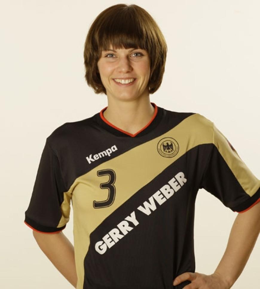 Die deutsche Handballspielerin Ulrike Stange ist die Frau hinter Abwehr-Spieler Per Mertesacker. Das Paar trennt knappe 30 cm - Mertesacker ist mit 1,98 m der größte DFB-Mann auf dem Feld
