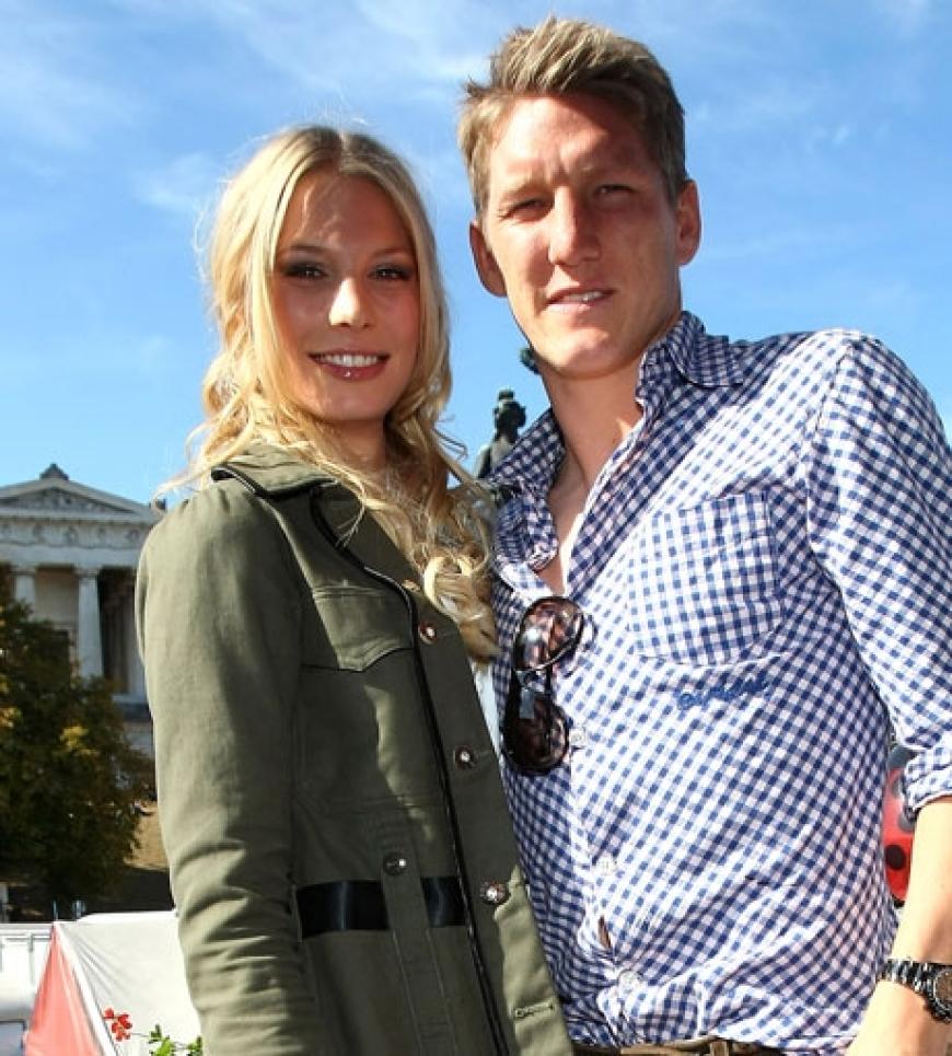 Das deutsche Fußball-Glamour-Paar heißt Bastian Schweinsteiger und Sarah Brandner. Die beiden lernten sich in einer Boutique in München kennen und lieben