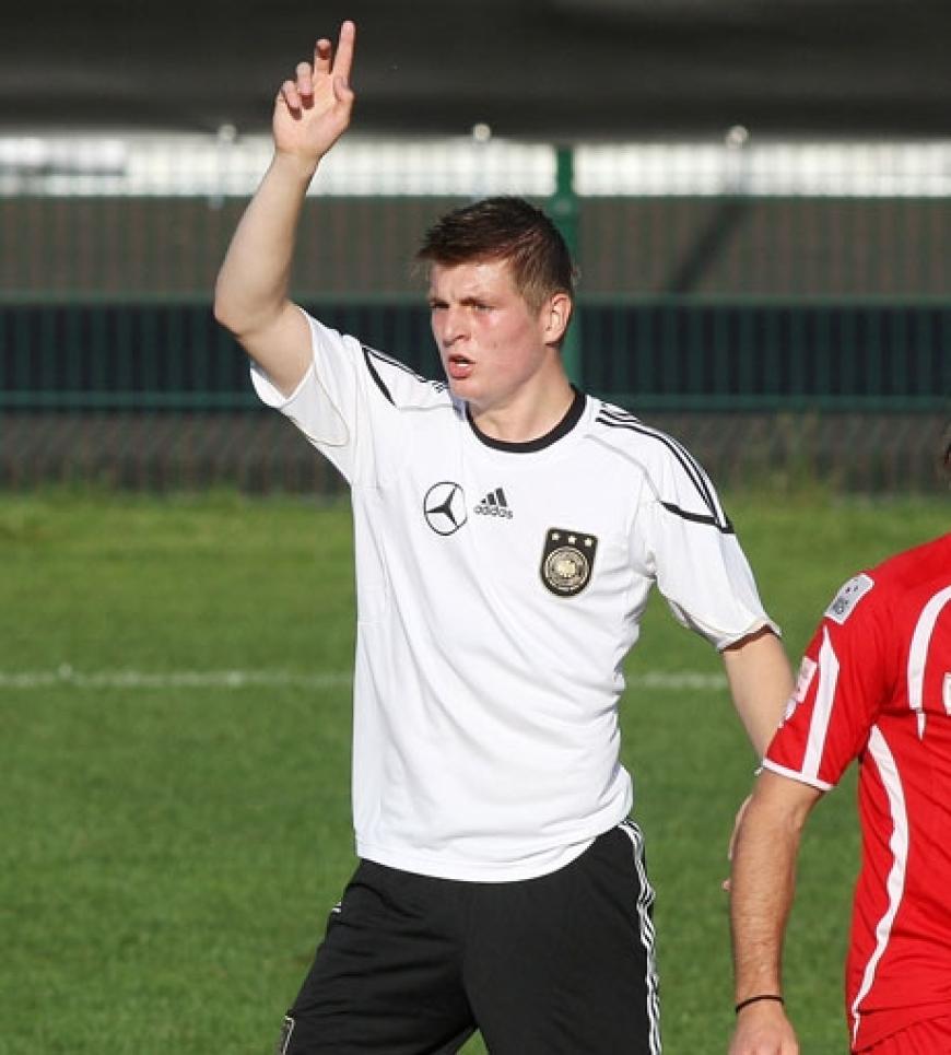 Toni Kroos, 20, gibt in diesem Jahr sein WM-Debüt im A-Kader der Nationalmannschaft - bisher jedoch nur auf der Bank