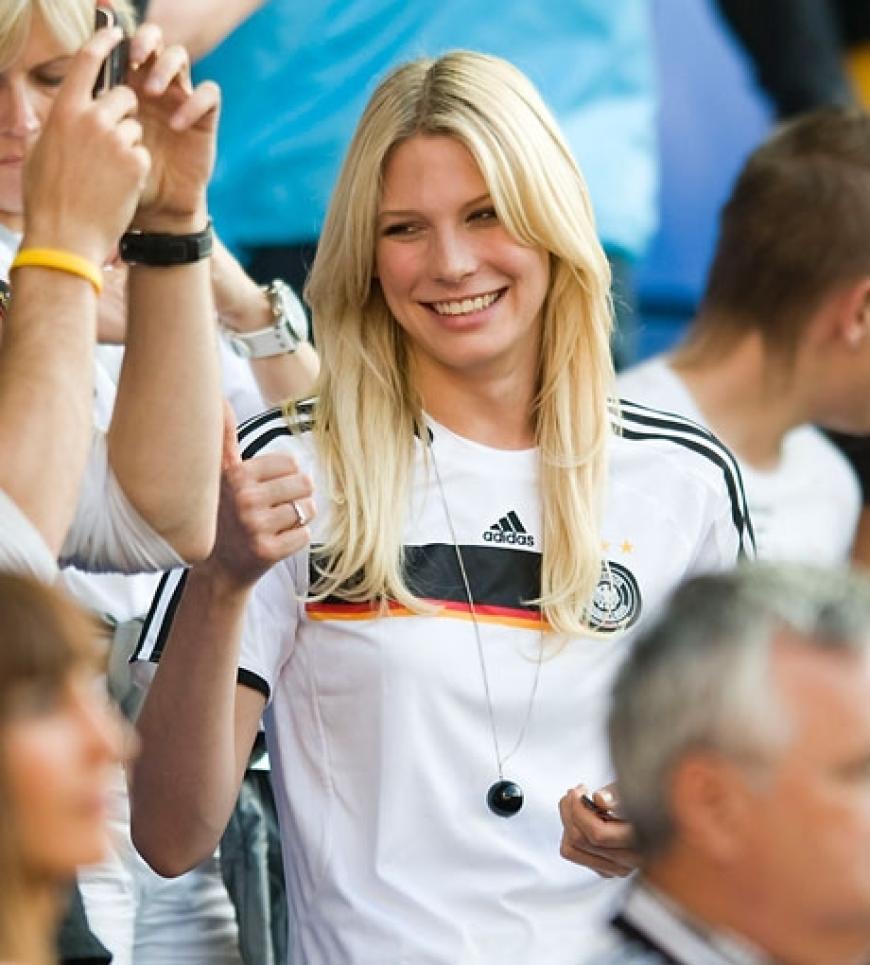 Die hübsche Sarah ist nicht nur an der Seite von Schweinsteiger bekannt. Unter anderem arbeitet die 21-Jährige als Model