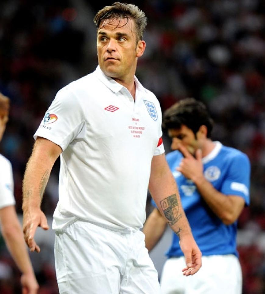 Wenn das Runde ins Eckige muss, leuchten bei Robbie Williams die Augen. Er schaut nicht nur gern zu, sondern spielt auch selbst gern mal mit