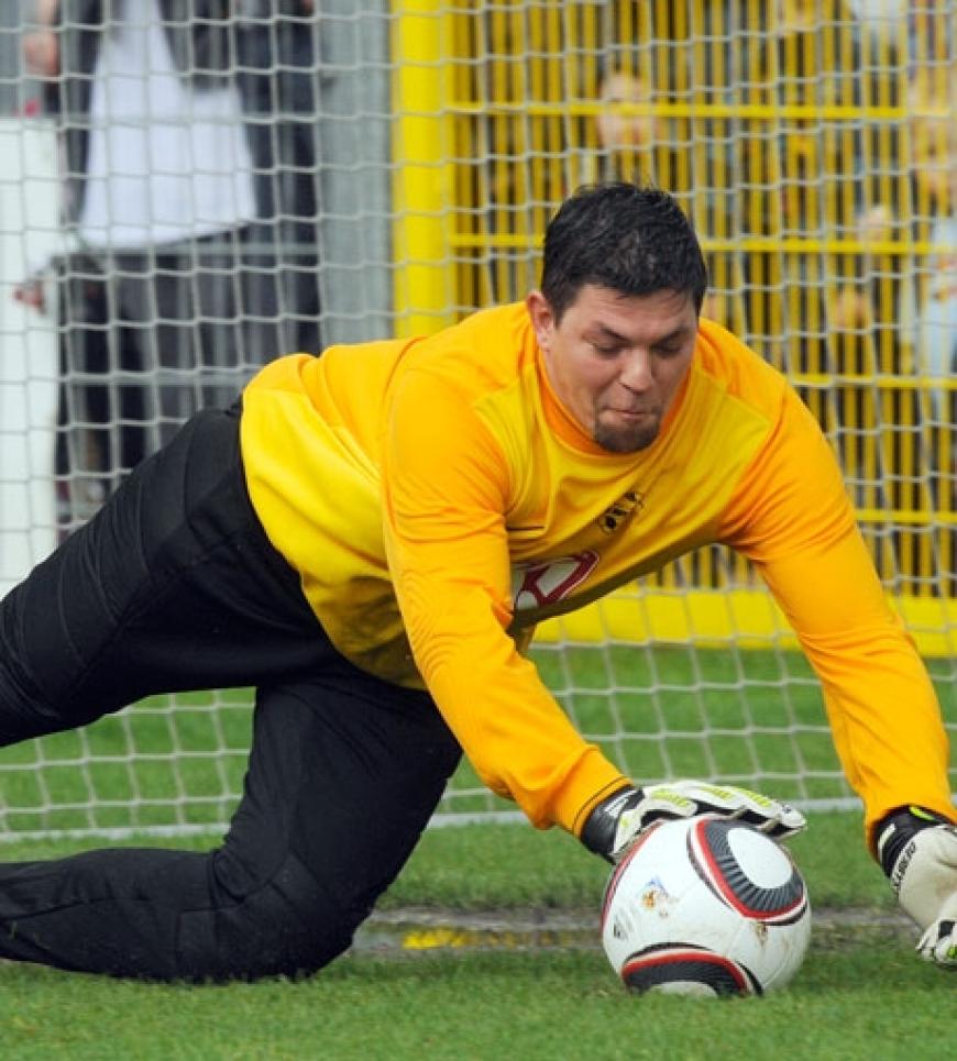 Vollen Körpereinsatz bewies auch Star-Koch Tim Mälzer im Tor