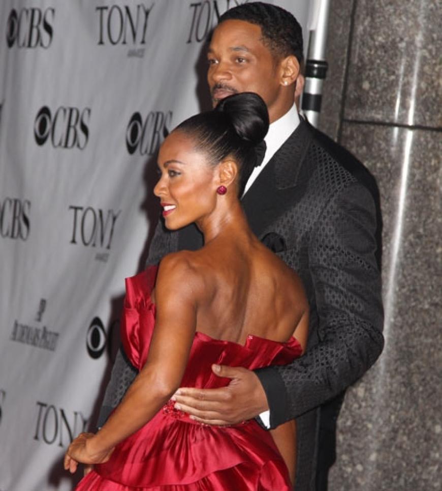 Will Smith hält seine Frau ganz fest im Arm