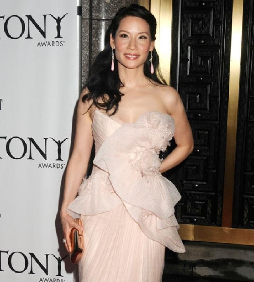 Lucy Liu in einer nudefarbenden Traumrobe