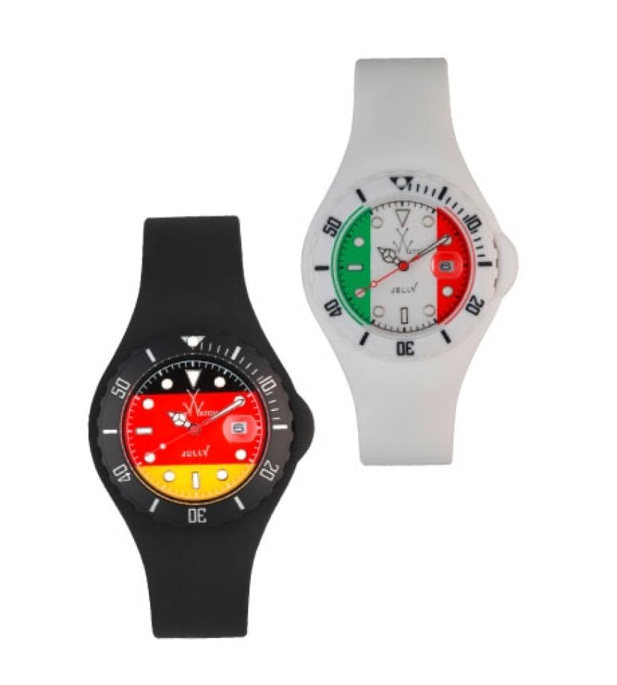 Vier Jahre haben wir gewartet, jetzt ist es endlich wieder so weit: Die WM steht vor der Tür! Mit den sportlichen Armbanduhren aus der EJelly Flag-Kollektion von ToyWatch mit Zifferblättern in Nationalfarben (Italien, Japan, Brasilien, UK, Frankreich, Deutschland) und Datumsanzeige verpassen wir garantiert kein Spiel. Silikon-Uhr von ToyWatch,
je ca. 150 Euro