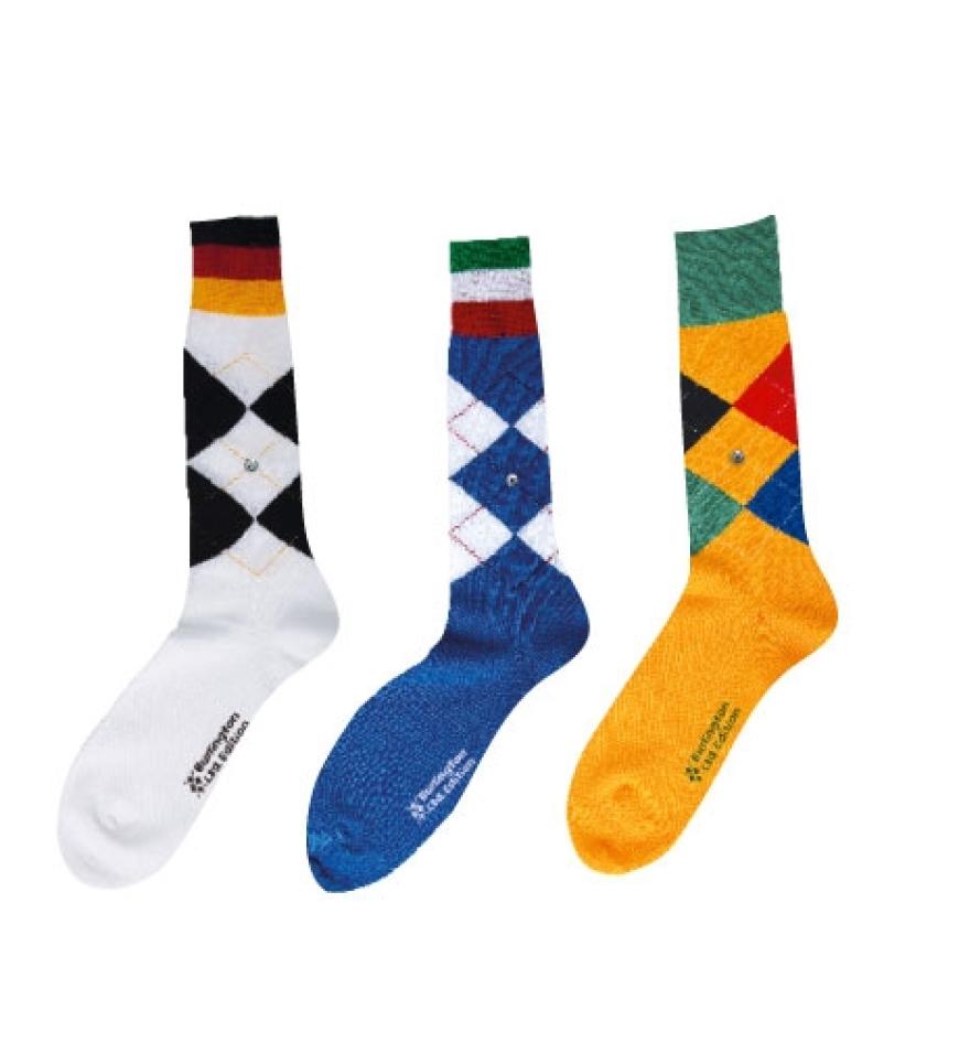 Rechtzeitig zum Fußball-Ereignis präsentiert die britische Kultmarke Burlington eine exklusive Socken-Kollektion: Das typische Rautenmuster des Labels
leuchtet in den Trikotfarben der beliebtesten Fußballnationen.
Damit sind wir von Kopf bis Fuß im Fan-Look! Strümpfe von Burlington, je ca. 10 Euro