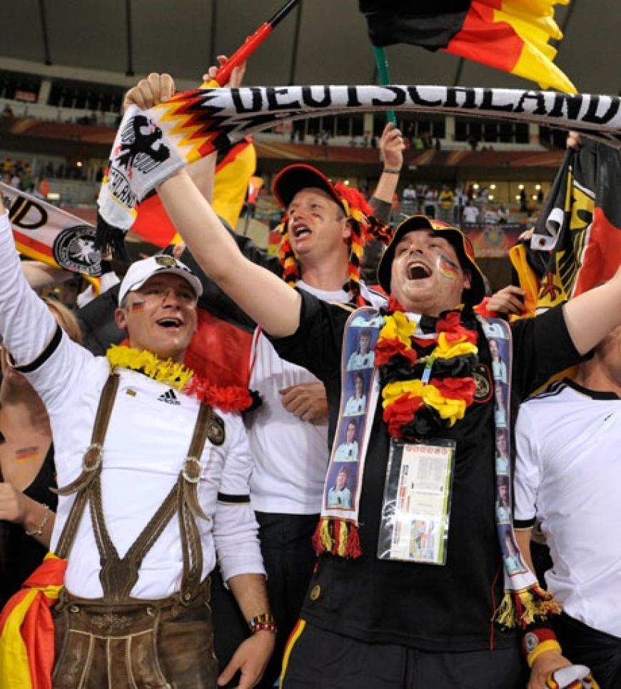 Das Sommermärchen geht weiter: In den Stadien und beim Public Viewing feiern die Fans eine riesige Party