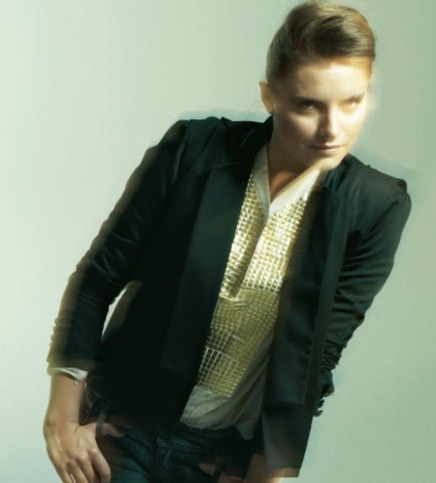 Richtig glamourös wird der Look durch Tolle und Pferdeschwanz. Etwas Haarspray schenkt langen Halt, damit die 20-Jährige die Nacht durchtanzen kann
