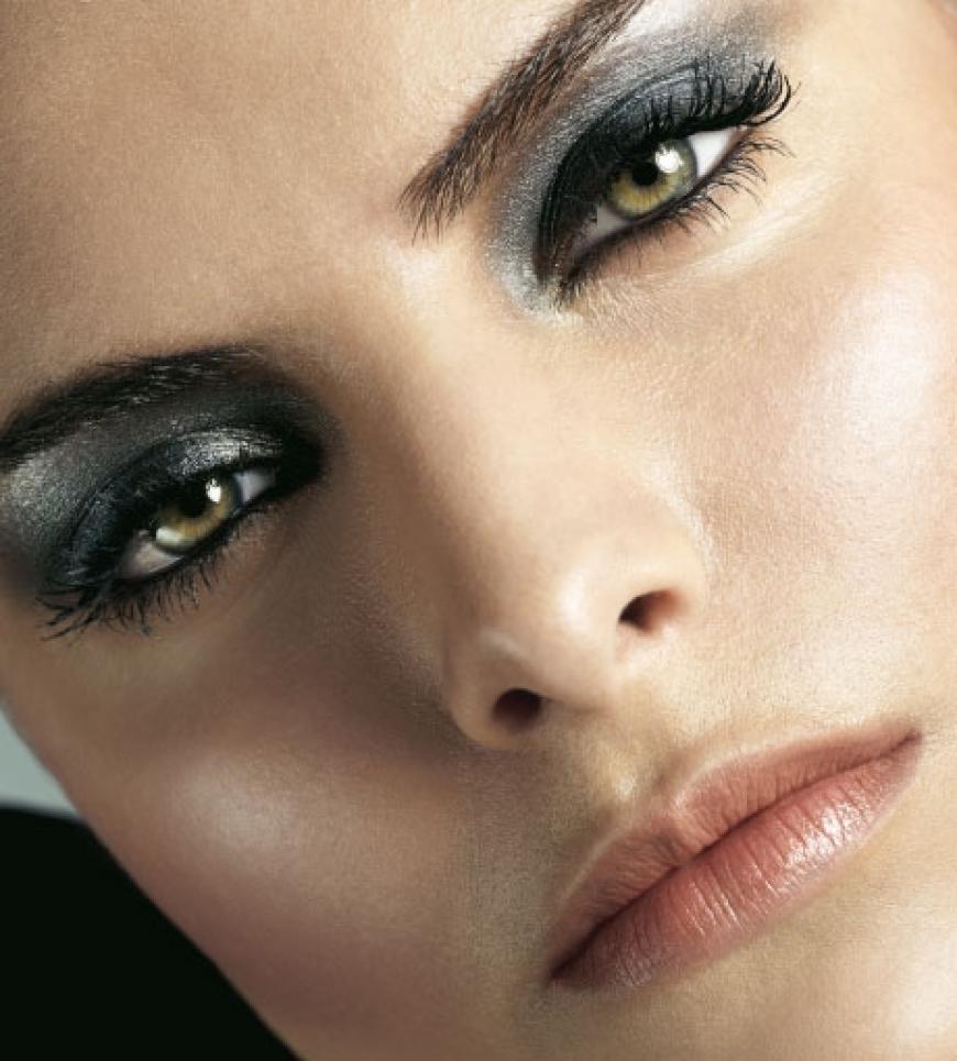 Der Look: Glamour-Queen mit Smokey Eyes. Zu Blazer, Goldbluse und Jeans passen Smokey Eyes in Silbergrau und Schwarz